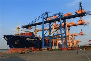 Tàu chở nhiều container nhất và có chiều ngang lớn nhất từ trước đến nay làm hàng tại Cảng Hải Phòng